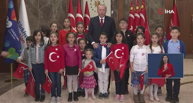 Cumhurbaşkanı Erdoğan, çocuklarla beraber İstiklal Marşı’nı okudu