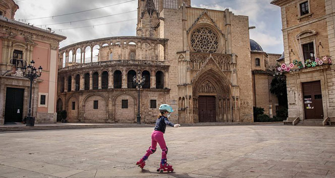 İspanya’da çocuklara 40 gün sonra sokağa çıkma izni