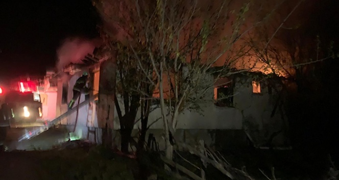 Kütahya’daki yangından bir ev kül oldu