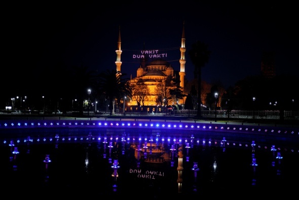 Ramazan akşamlarını boş geçiren tarihi camiler fotoğraf karelerine yansıdı