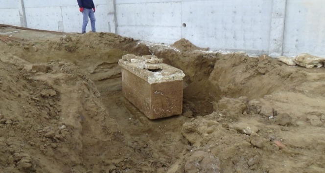 Silivri’de boş arazide lahit mezar bulundu