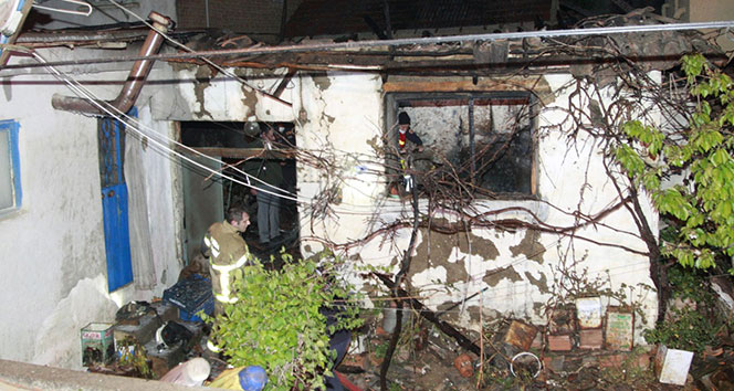 Yangın çıkan konutun tavanı çöktü, mahsur kalan yaşlı bayan yaşamını kaybetti