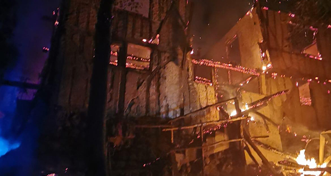 Amasya'da gece çıkan yangın 2 evi kül etti
