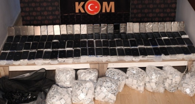 İstanbul'a giden araçtan yüzlerce kaçak telefon çıktı