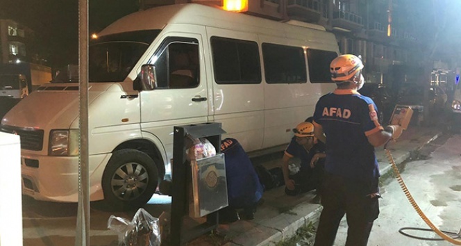 Minibüsün altında sıkışan yavru kediyi AFAD ekipleri kurtardı