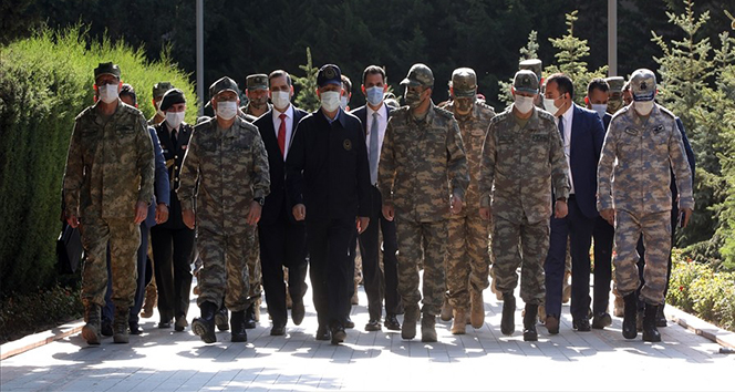 Milli Savunma Bakanı Akar ve TSK Komuta Kademesi Bakü'de şehitlik ziyaret etti