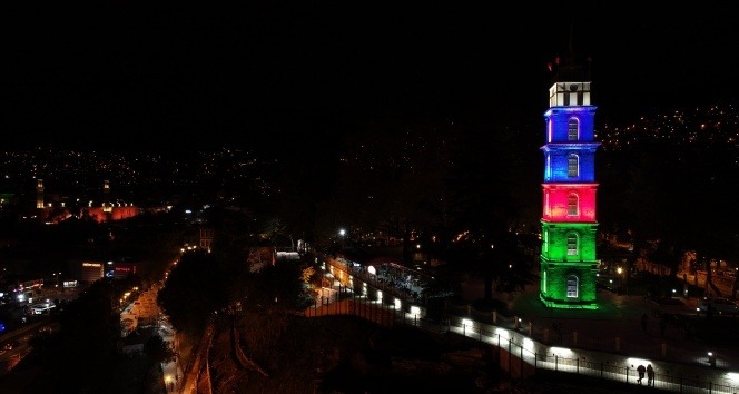 Bursa ve İstanbul'da tarihi semboller Azerbaycan'ın renklerine büründü