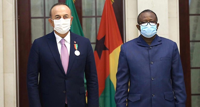 Dışişleri Bakanı Çavuşoğlu’na Gine Bissau Cumhurbaşkanı Embalo tarafından 'Devlet Nişanı' verildi