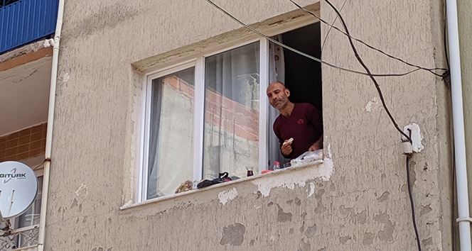 İzmir’de garip olay: Eşyaları sokağa atıp pencere kenarında kahvaltı yaptı