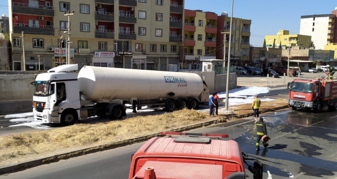 Kızıltepe'de kaza geçiren azot yüklü tanker korkuttu