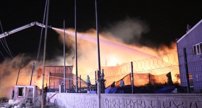 Palet fabrikasındaki yangın 2 saatte kontrol altına alındı