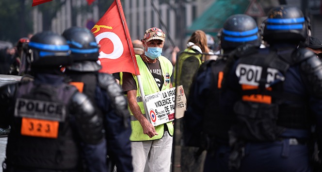 Paris’teki Sarı Yelekliler protestosunda gözaltı sayısı 256’ya çıktı