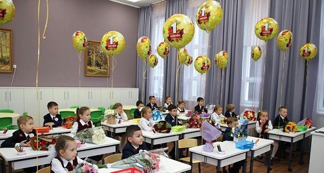 Rusya'da öğrenciler koronavirüs salgını gölgesinde yeniden ders başı yaptı