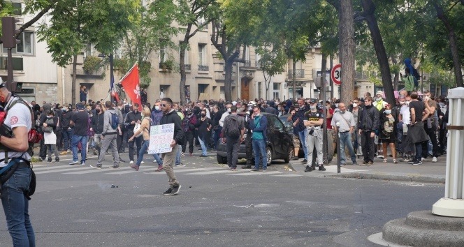 Sarı Yelekliler yeniden Paris sokaklarında