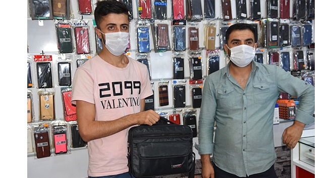 Suriyeli genç kaldırımda bulduğu telefon dolu çantayı sahibine teslim etti