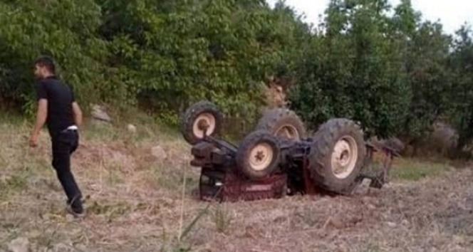 Tarla sürdüğü traktörün altında kalarak öldü