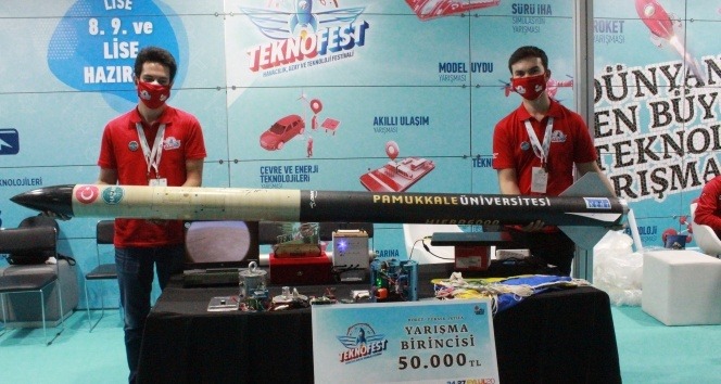 Teknofest roket yarışmalarının birincisi ödülünü Cumhurbaşkanı Erdoğan’dan aldı
