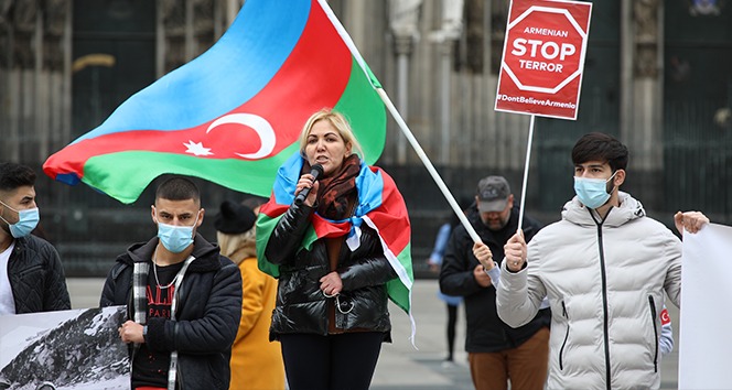 Almanya’da işgalci Ermenistan’ın saldırıları protesto edildi