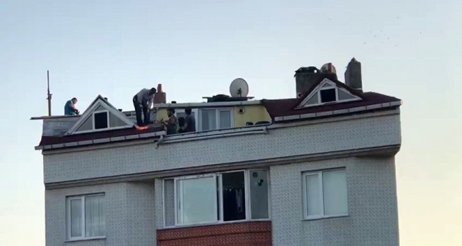 Arnavutköy'de tehlikeli çatı tamiri