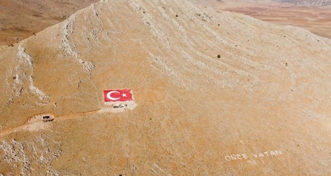 Çal Dağları'na dev Türk bayrağı