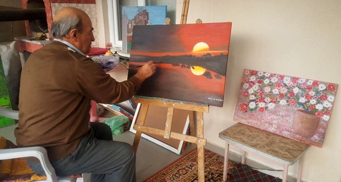 Emekli mobilyacı ressamlara taş çıkartıyor