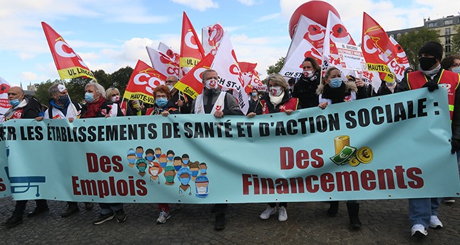 Fransa’da sağlık çalışanlarından hükümet karşıtı protesto