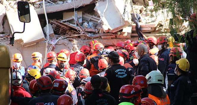 İzmir'de 23 saat sonra enkaz altında 5 kişilik aileden 4'ü çıkarıldı