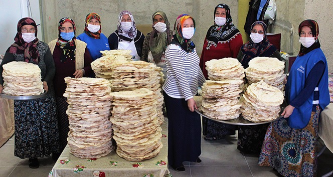 Kadınlar cami yaptırabilmek için yufka satıyor, tuğla taşıyor