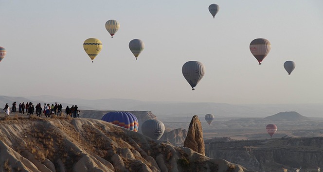 Kapadokya’da sıcak hava balonları kartpostallık görüntüler verdi