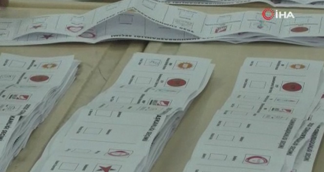 KKTC’de Cumhurbaşkanlığı seçimlerini Tatar önde götürüyor