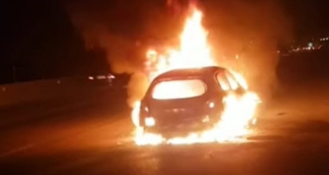 Otomobil otoyolda alev alev yandı