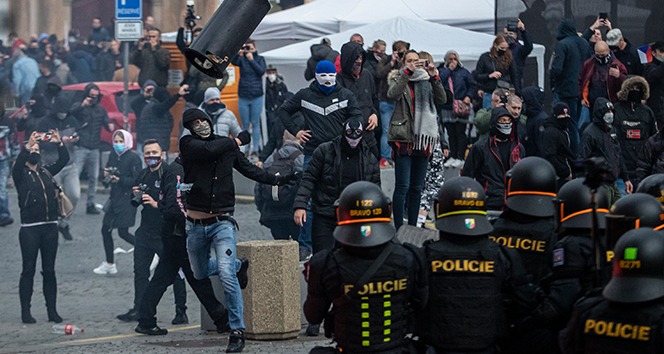 Prag'da holiganlar polisle çatıştı: 20 yaralı, 16 gözaltı