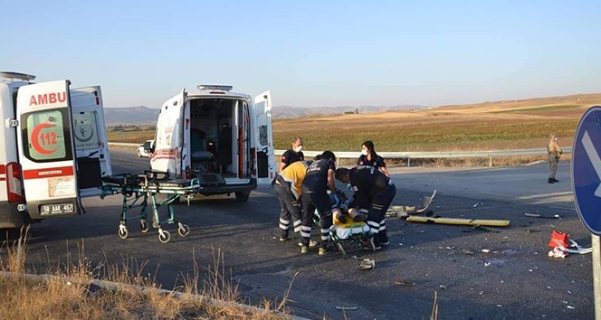 Sivas'ta otomobiller çarpıştı: 6 yaralı