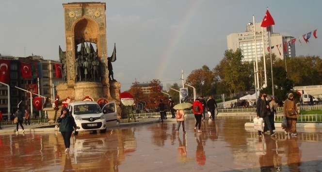 Taksim’de yağmur sonrası oluşan gökkuşağı hayran bıraktı