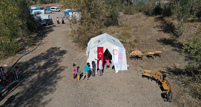Tarım işçilerinin çocukları için 'çadır okul' kuruldu