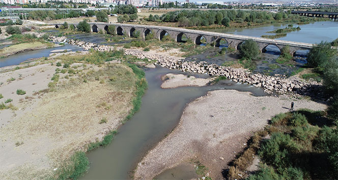 Türkiye'nin en uzun nehrinde su seviyesi düştü