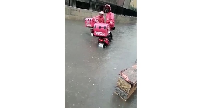 Yoğun yağış sonrası sipariş götüren motosikletli kuryeler mahsur kaldı