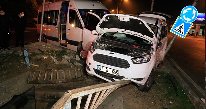 Adana’da işçi servisi ile hafif ticari araç çarpıştı: 4 yaralı