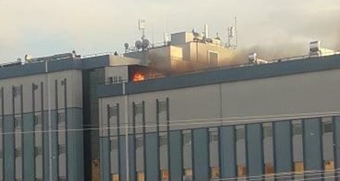 Antalya'da hastane çatısında çıkan yangın korkuttu