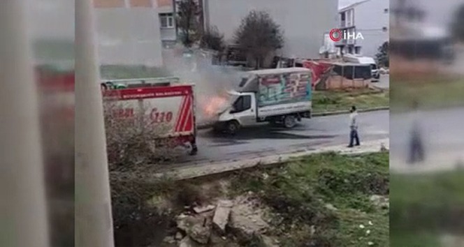 Arnavutköy’de tesisatçı kamyonu alev aldı