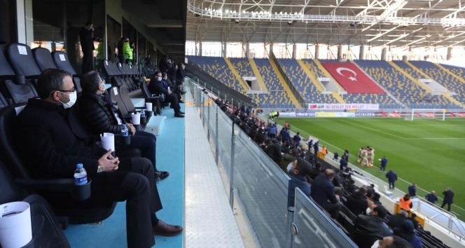 Bakan Kasapoğlu, Gençlerbirliği-Fenerbahçe maçını tribünden takip ediyor