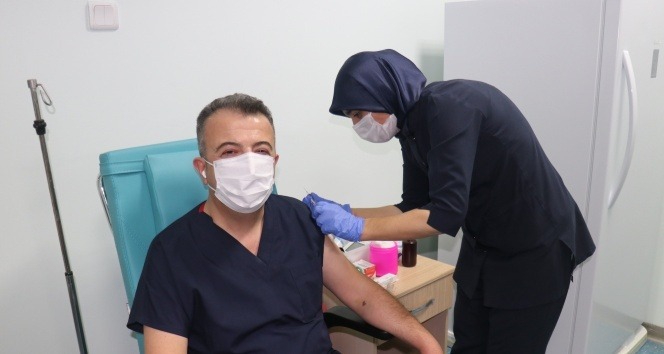 Covid-19 aşı denemeleri gönüllü vatandaşlara da yapılmaya başladı