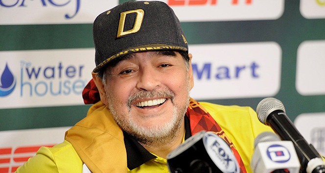 Efsane futbolu Maradona hayatını kaybetti