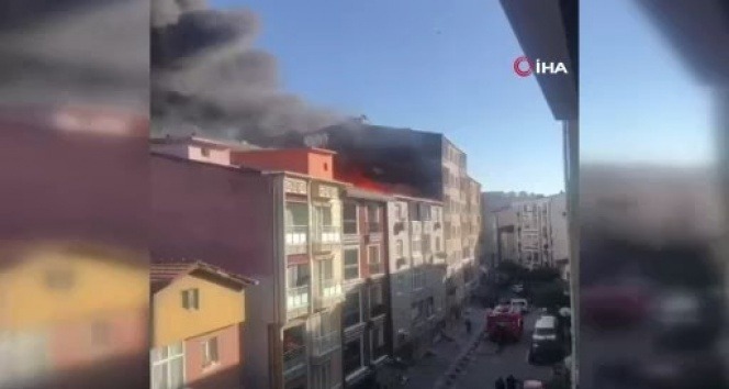 Esenler'de çatı yangını: Dumanlar kilometrelerce uzaktan görüldü