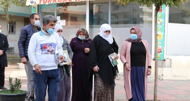 Evlatlarını HDP ve PKK’dan istemek için eylem yapanlara iki aile daha katıldı