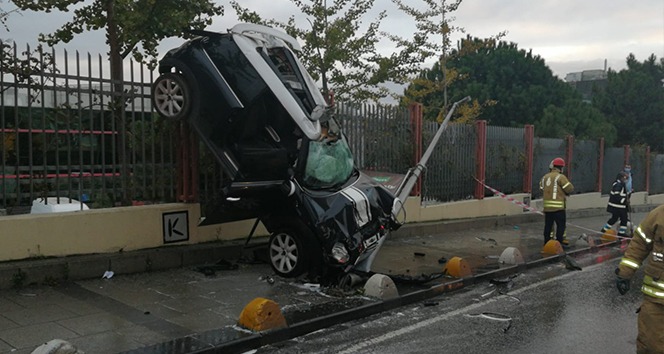 Kadıköy'de akıl almaz kaza, otomobil asılı kaldı: 1 yaralı