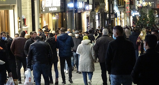 Kısıtlama öncesi Taksim ve İstiklal Caddesi'nde yoğunluk