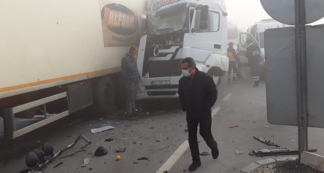 Konya'da sis nedeniyle 10'dan fazla araç birbirine girdi: 2 yaralı