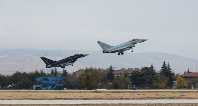 Konya'da TSK ve İngiltere savaş uçakları eğitim uçuşu gerçekleştirdi