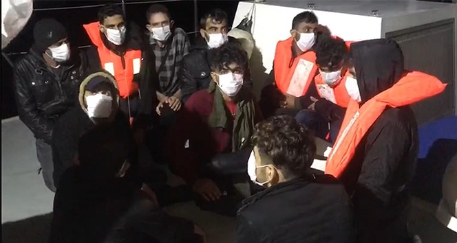 Mersin'de tekneleri su alan 19 düzensiz göçmen yakalandı